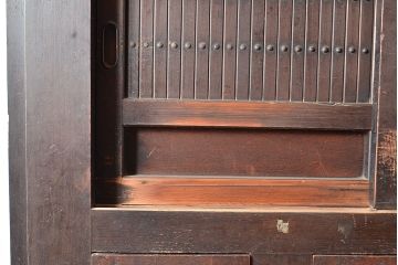 アンティーク家具　堅牢な鎧戸が和の空間を高める重ね水屋箪笥(収納棚、戸棚、キャビネット)(R-039762)