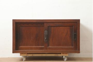 アンティーク家具　明治大正期　前面欅(ケヤキ)材　重厚感を醸し出す戸棚(収納棚、ローボード)(R-039764)