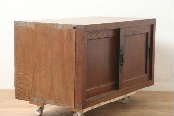 アンティーク家具　明治大正期　前面欅(ケヤキ)材　重厚感を醸し出す戸棚(収納棚、ローボード)(R-039764)