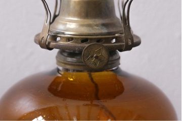アンティーク雑貨　大正ロマン　8分芯　アンバーガラスのオイルランプ(灯油ランプ、卓上ランプ)(R-039797)