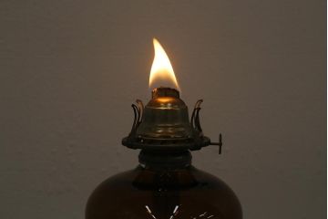 アンティーク雑貨　大正ロマン　8分芯　アンバーガラスのオイルランプ(灯油ランプ、卓上ランプ)(R-039797)