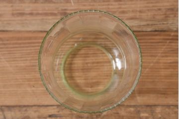 ヴィンテージ雑貨　イギリスビンテージ　8分芯　緑がかったガラスがおしゃれなヴィクトリアンオイルランプ(灯油ランプ、台ランプ)(R-039798)