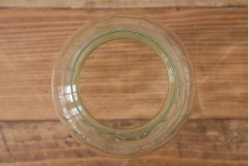ヴィンテージ雑貨　イギリスビンテージ　8分芯　緑がかったガラスがおしゃれなヴィクトリアンオイルランプ(灯油ランプ、台ランプ)(R-039798)