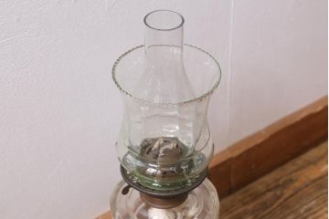 ヴィンテージ雑貨　イギリスビンテージ　8分芯　緑がかったガラスがおしゃれなヴィクトリアンオイルランプ(灯油ランプ、台ランプ)(R-039798)