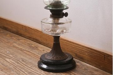 ヴィンテージ雑貨　イギリスビンテージ　8分芯　緑がかったガラスがおしゃれなヴィクトリアンオイルランプ(灯油ランプ、台ランプ)(R-039798)