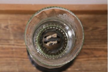 ヴィンテージ雑貨　イギリスビンテージ　8分芯　緑がかったガラスがおしゃれなヴィクトリアンオイルランプ(灯油ランプ、台ランプ)(R-039798)