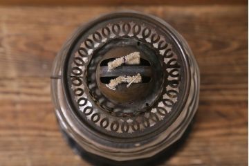 ヴィンテージ雑貨　イギリスビンテージ　8分芯　緑がかったガラスがおしゃれなヴィクトリアンオイルランプ(灯油ランプ、台ランプ)(R-039798)
