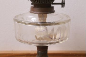 ヴィンテージ雑貨　イギリスビンテージ　8分芯　緑がかったガラスがおしゃれなヴィクトリアンオイルランプ(灯油ランプ、台ランプ)(R-039798)