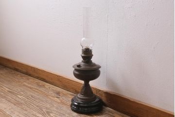 イギリスビンテージ　ヴィンテージ雑貨　陶器製の土台が目を引くオイルランプ(灯油ランプ、置き型ランプ)(R-039799)