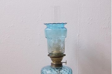 アンティーク雑貨　ドイツ製　巻芯65mm　CAMERCO-PICADOR　青いガラスが爽やかなヴィクトリアンオイルランプ(灯油ランプ、台ランプ)(R-039800)