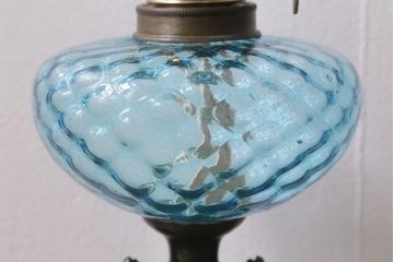 アンティーク雑貨　ドイツ製　巻芯65mm　CAMERCO-PICADOR　青いガラスが爽やかなヴィクトリアンオイルランプ(灯油ランプ、台ランプ)(R-039800)