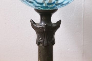 アンティーク雑貨　ドイツ製　巻芯65mm　CAMERCO-PICADOR　青いガラスが爽やかなヴィクトリアンオイルランプ(灯油ランプ、台ランプ)(R-039800)