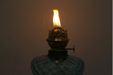 アンティーク雑貨　ドイツ製　巻芯65mm　CAMERCO-PICADOR　青いガラスが爽やかなヴィクトリアンオイルランプ(灯油ランプ、台ランプ)(R-039800)