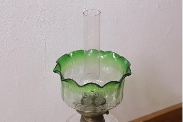 ヴィンテージ雑貨　イギリスビンテージ　巻芯65mm　グリーンのガラスが素敵なヴィクトリアンオイルランプ(灯油ランプ、台ランプ)(R-039802)