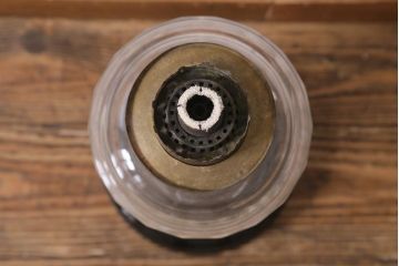 ヴィンテージ雑貨　イギリスビンテージ　巻芯65mm　グリーンのガラスが素敵なヴィクトリアンオイルランプ(灯油ランプ、台ランプ)(R-039802)