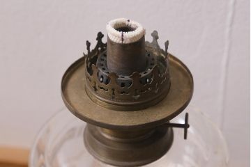 ヴィンテージ雑貨　イギリスビンテージ　巻芯65mm　グリーンのガラスが素敵なヴィクトリアンオイルランプ(灯油ランプ、台ランプ)(R-039802)