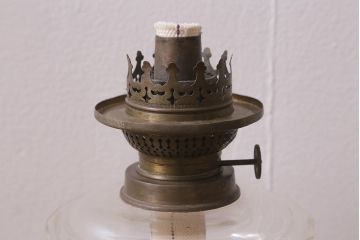 ヴィンテージ雑貨　イギリスビンテージ　巻芯65mm　グリーンのガラスが素敵なヴィクトリアンオイルランプ(灯油ランプ、台ランプ)(R-039802)