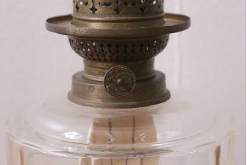 ヴィンテージ雑貨　イギリスビンテージ　巻芯65mm　グリーンのガラスが素敵なヴィクトリアンオイルランプ(灯油ランプ、台ランプ)(R-039802)