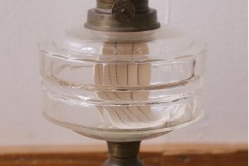 ヴィンテージ雑貨　イギリスビンテージ　巻芯65mm　グリーンのガラスが素敵なヴィクトリアンオイルランプ(灯油ランプ、台ランプ)(R-039802)