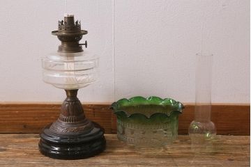 ヴィンテージ雑貨　イギリスビンテージ　巻芯65mm　グリーンのガラスが素敵なヴィクトリアンオイルランプ(灯油ランプ、台ランプ)(R-039802)