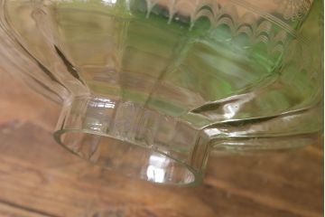 ヴィンテージ雑貨　イギリスビンテージ　巻芯65mm　グリーンのガラスが素敵なヴィクトリアンオイルランプ(灯油ランプ、台ランプ)(R-039802)