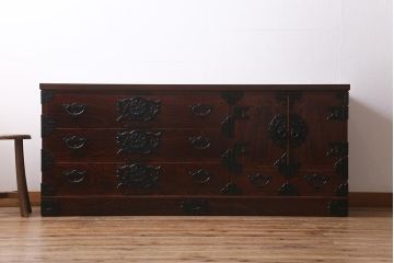 中古　伝統工芸　岩谷堂箪笥　天板リメイク・極厚栗無垢材　豪華な金具が目を惹く観音扉付きのローボード(テレビボード、引き出し、ローチェスト)(R-039809)