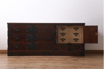 中古　伝統工芸　岩谷堂箪笥　天板リメイク・極厚栗無垢材　豪華な金具が目を惹く観音扉付きのローボード(テレビボード、引き出し、ローチェスト)(R-039809)