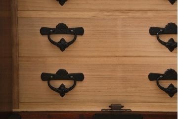 中古　伝統工芸　岩谷堂箪笥　天板リメイク・極厚栗無垢材　豪華な金具が目を惹く観音扉付きのローボード(テレビボード、引き出し、ローチェスト)(R-039809)
