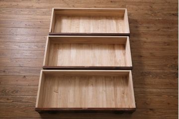 中古　伝統工芸　岩谷堂箪笥　天板リメイク・極厚栗無垢材　豪華な金具が目を惹く観音扉付きのローボード(テレビボード、引き出し、ローチェスト)(R-039809)