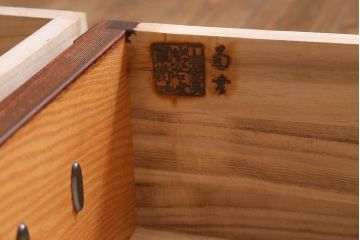 中古　伝統工芸　岩谷堂箪笥　天板リメイク・極厚栗無垢材　豪華な金具が目を惹く観音扉付きのローボード(テレビボード、引き出し、ローチェスト)(R-039809)