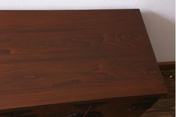 中古　伝統工芸　岩谷堂箪笥　天板リメイク・極厚栗無垢材　豪華な金具が目を惹く観音扉付きのローボード(テレビボード、引き出し、ローチェスト)(R-039809)