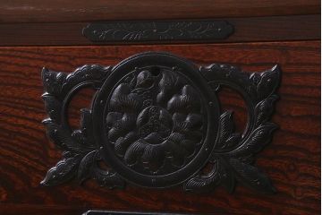 中古　伝統工芸　岩谷堂箪笥　天板リメイク・極厚栗無垢材　豪華な金具が目を惹く観音扉付きのローボード(テレビボード、引き出し、ローチェスト)(R-039809)