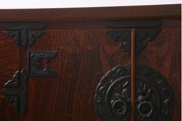 中古　伝統工芸　岩谷堂箪笥　天板リメイク・極厚栗無垢材　豪華な金具が目を惹く観音扉付きのローボード(テレビボード、引き出し、ローチェスト)(R-039809)