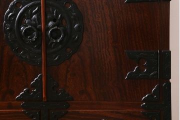 中古　伝統工芸　岩谷堂箪笥　天板リメイク・極厚栗無垢材　豪華な金具が目を惹く観音扉付きのローボード(テレビボード、引き出し、ローチェスト)(R-039809)