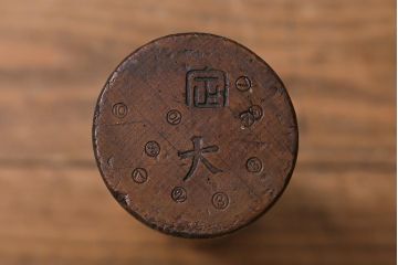 アンティーク雑貨　和製アンティーク　古民具　長い時を経た風合いが魅力的な斗棒付き一斗升(一斗マス)(R-039811)