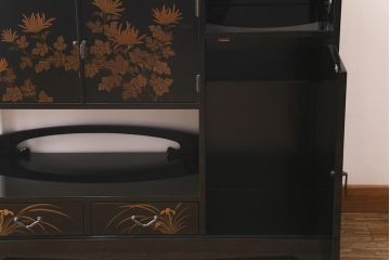 中古　伝統工芸品　在銘　六右衛門作　漆塗り　四季折々の草花の蒔絵が美しい飾り棚(茶箪笥、茶棚)(R-039813)
