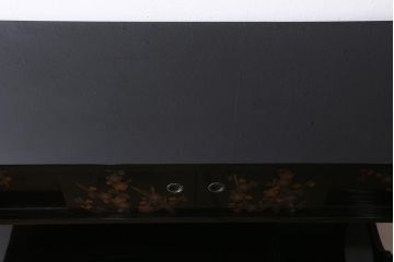 中古　伝統工芸品　在銘　六右衛門作　漆塗り　四季折々の草花の蒔絵が美しい飾り棚(茶箪笥、茶棚)(R-039813)
