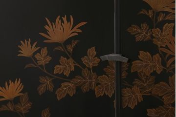 中古　伝統工芸品　在銘　六右衛門作　漆塗り　四季折々の草花の蒔絵が美しい飾り棚(茶箪笥、茶棚)(R-039813)