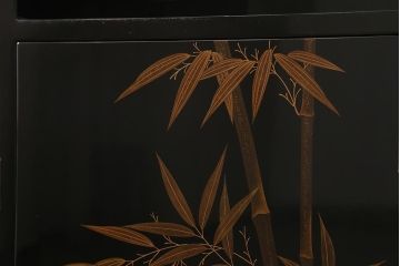 中古　伝統工芸品　在銘　六右衛門作　漆塗り　四季折々の草花の蒔絵が美しい飾り棚(茶箪笥、茶棚)(R-039813)
