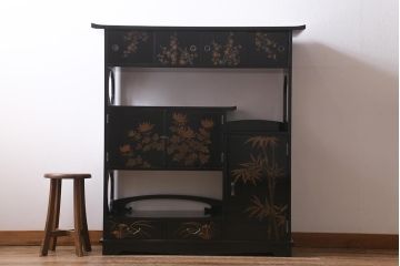 中古　伝統工芸品　在銘　六右衛門作　漆塗り　四季折々の草花の蒔絵が美しい飾り棚(茶箪笥、茶棚)(R-039813)