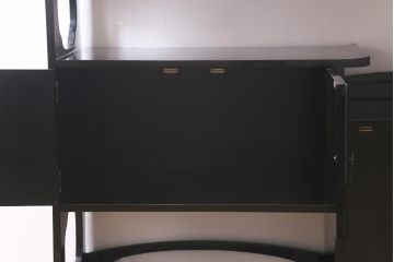 中古　伝統工芸品　在銘　六右衛門作　漆塗り　四季折々の草花の蒔絵が美しい飾り棚(茶箪笥、茶棚)(R-039813)