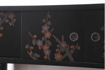 中古　伝統工芸品　在銘　六右衛門作　漆塗り　四季折々の草花の蒔絵が美しい飾り棚(茶箪笥、茶棚)(R-039813)