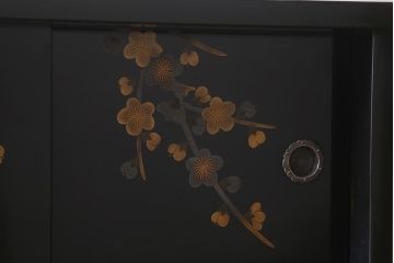 中古　伝統工芸品　在銘　六右衛門作　漆塗り　四季折々の草花の蒔絵が美しい飾り棚(茶箪笥、茶棚)(R-039813)