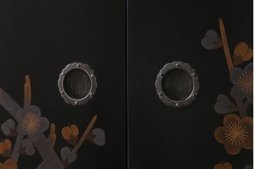中古　伝統工芸品　在銘　六右衛門作　漆塗り　四季折々の草花の蒔絵が美しい飾り棚(茶箪笥、茶棚)(R-039813)