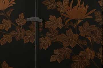 中古　伝統工芸品　在銘　六右衛門作　漆塗り　四季折々の草花の蒔絵が美しい飾り棚(茶箪笥、茶棚)(R-039813)