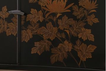 中古　伝統工芸品　在銘　六右衛門作　漆塗り　四季折々の草花の蒔絵が美しい飾り棚(茶箪笥、茶棚)(R-039813)