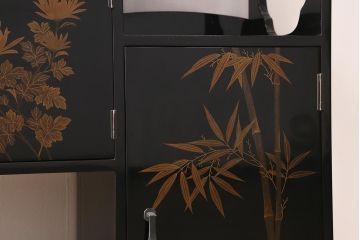 中古　伝統工芸品　在銘　六右衛門作　漆塗り　四季折々の草花の蒔絵が美しい飾り棚(茶箪笥、茶棚)(R-039813)