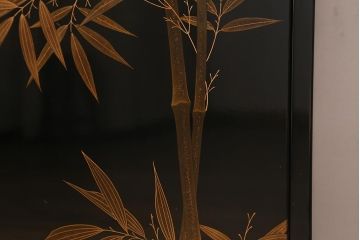 中古　伝統工芸品　在銘　六右衛門作　漆塗り　四季折々の草花の蒔絵が美しい飾り棚(茶箪笥、茶棚)(R-039813)