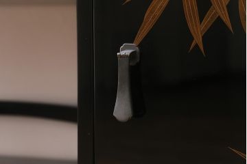中古　伝統工芸品　在銘　六右衛門作　漆塗り　四季折々の草花の蒔絵が美しい飾り棚(茶箪笥、茶棚)(R-039813)
