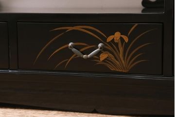 中古　伝統工芸品　在銘　六右衛門作　漆塗り　四季折々の草花の蒔絵が美しい飾り棚(茶箪笥、茶棚)(R-039813)